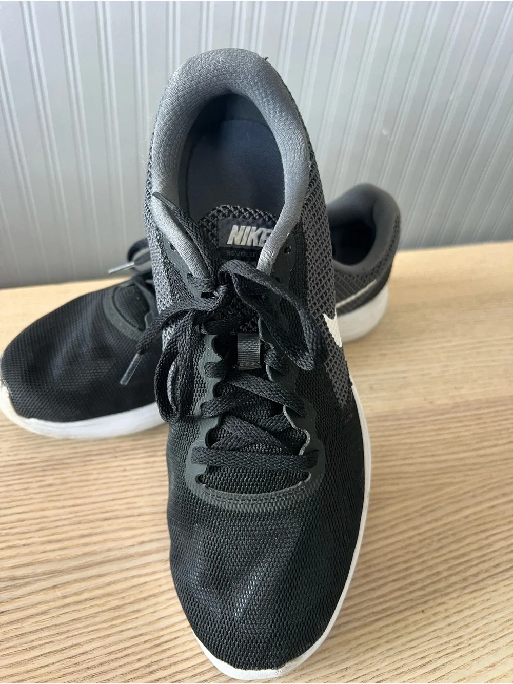 Nike Revolution 3 Men’s sneaker / Black, white & gray / Size: 10 / Lifestyle